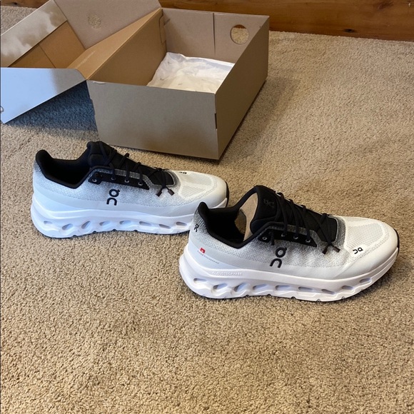 On Running Cloudtilt Mens Size 11 White and Black Sneakers - Picture 6 of 9